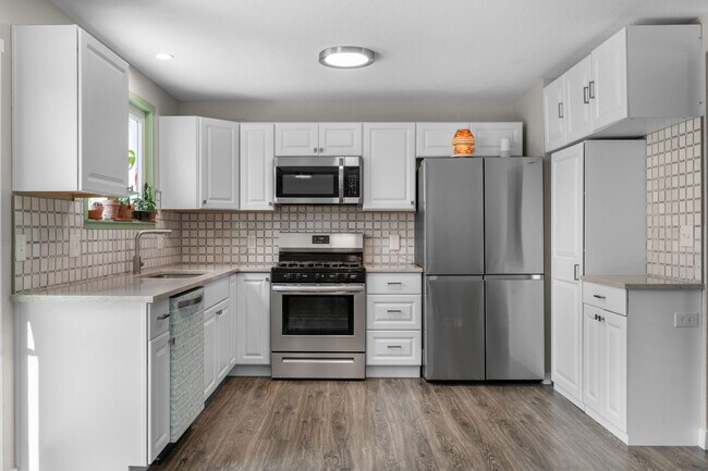 Building Photo - 15083 E 43rd Ave