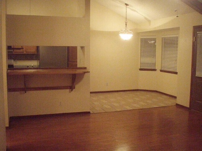 Building Photo - 746 Martha Gale Dr