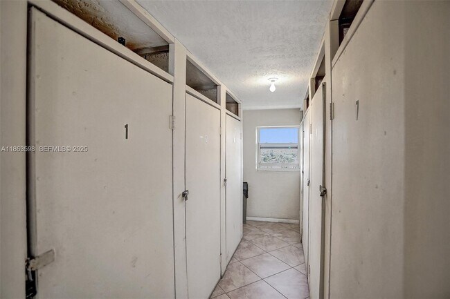 Building Photo - 1160 Hillsboro Mile