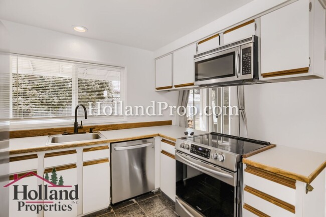 Building Photo - Single level, newly remodeled, in a great Hillsboro location