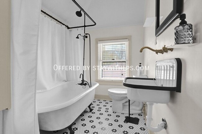 Building Photo - 397 Angelus St