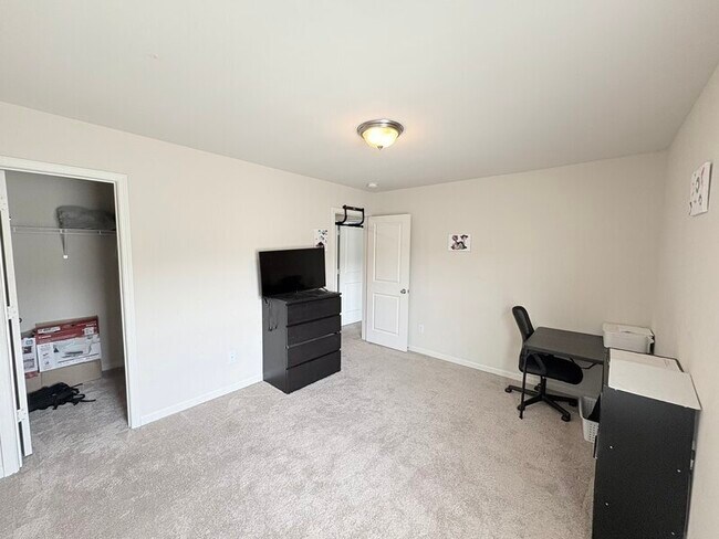 Building Photo - 1174 Primrose Dr