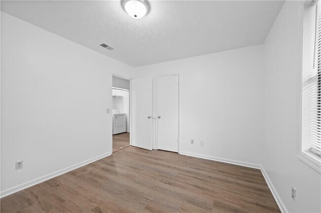 Building Photo - 1008 Davis St