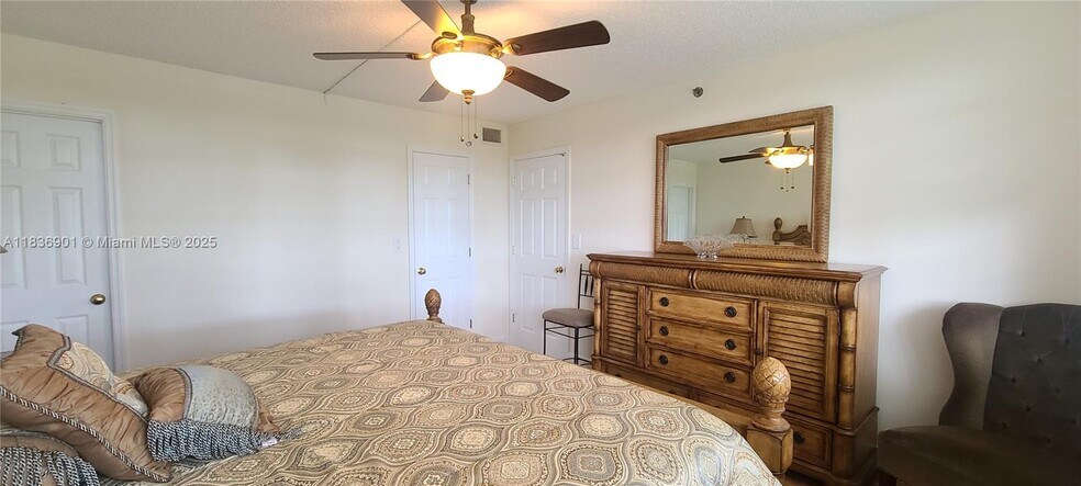 Building Photo - 3300 W Rolling Hills Cir