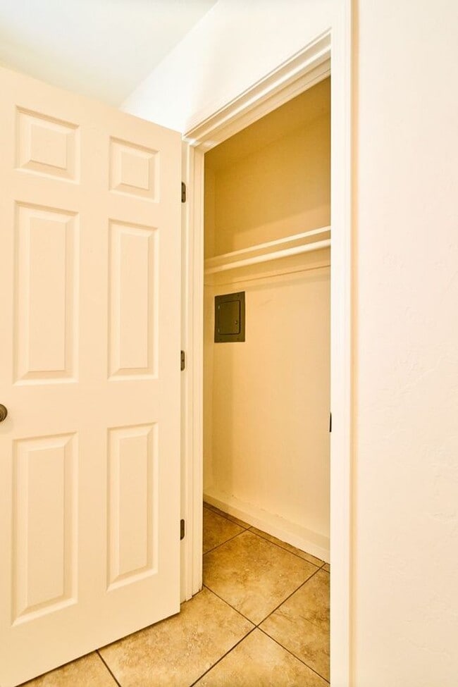 Building Photo - Eastside (Broadway and Wilmot) 3 bedroom, ...