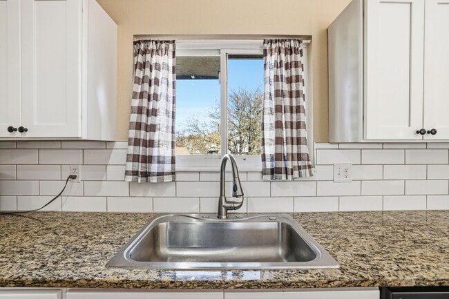 Building Photo - $400 Off Monthly | 4 Bed 2.5 Bath Home w/ Walkout Basement