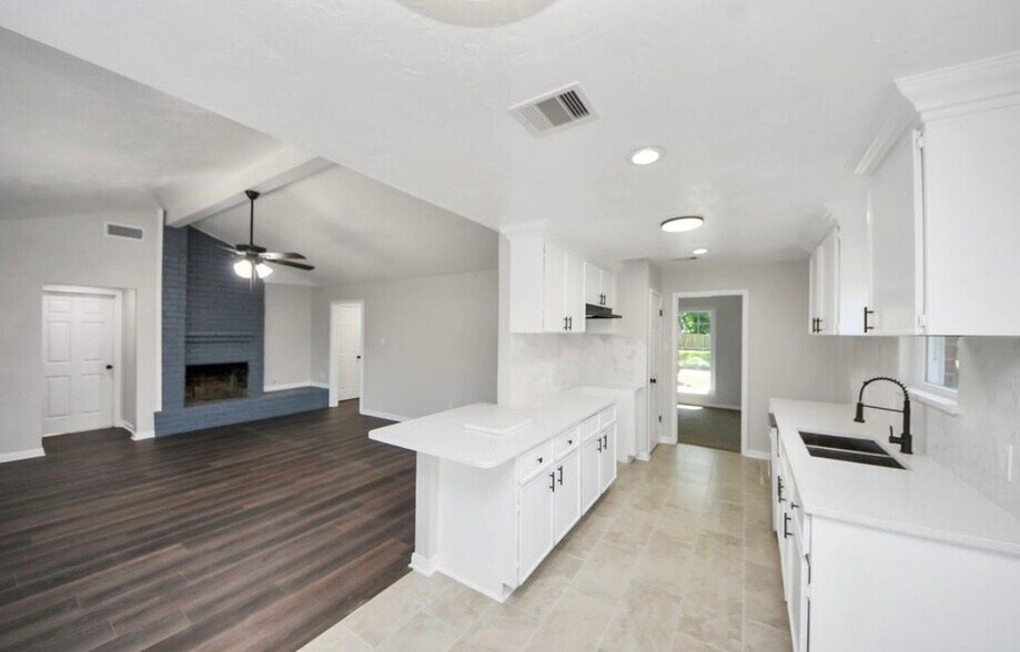 Building Photo - 10602 Raydell Dr