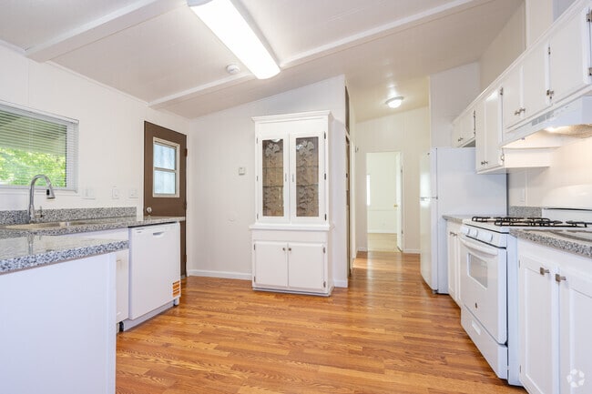 2BR, 2BA - 924SF - Kitchen - 117 Granite Ct