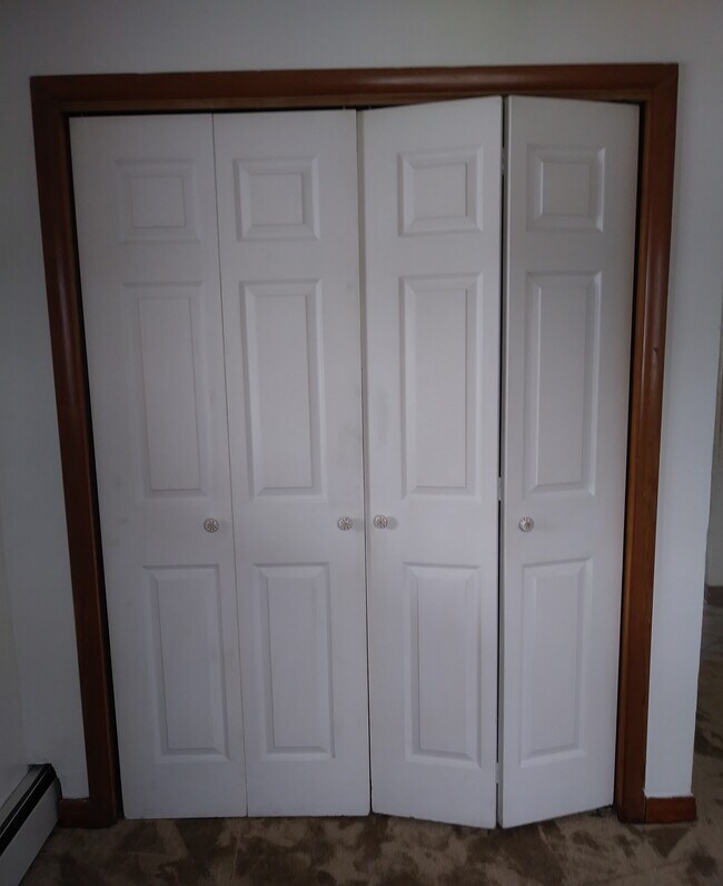 CLOSET W WASHER/DRYER HOOKUP - 511 Hickory St