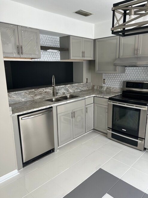 Building Photo - 522 Hollomon Dr