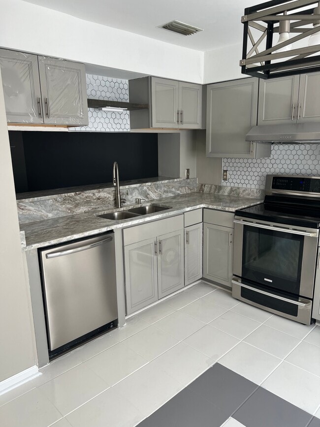 Building Photo - 522 Hollomon Dr