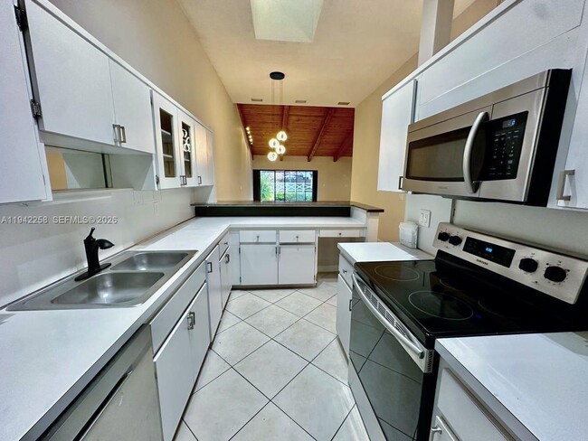 Building Photo - 2753 Parkview Dr S