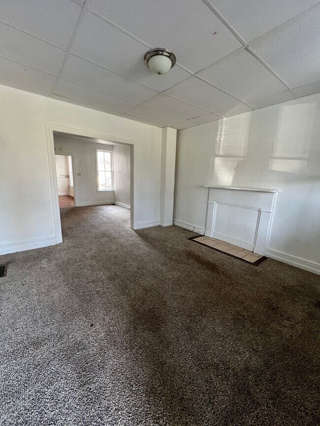 Building Photo - 3 Bedroom 1 Bath Home Available