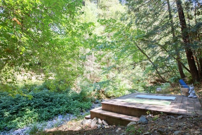 Building Photo - 654 Square Foot remodeled 2 bedroom, 1 bat...