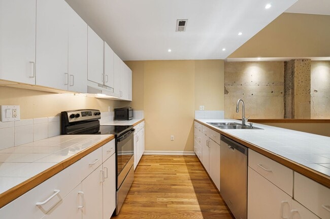 Building Photo - Stylish Studio Condo in Downtown Asheville...