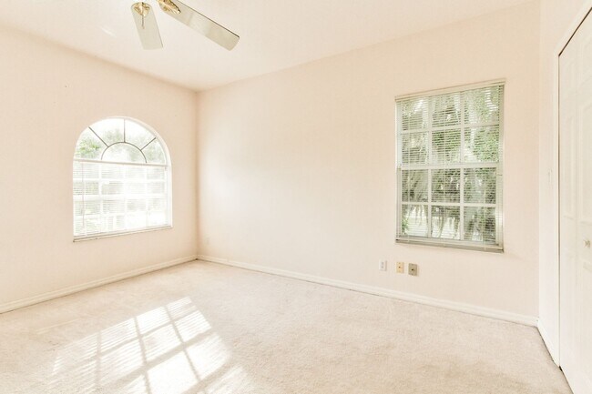 Building Photo - Beautiful Lake front home in West Kissimmee