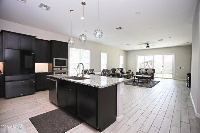 Building Photo - 10549 W Albert Ln