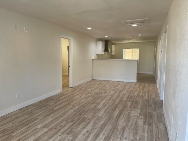 Building Photo - 542 E Barnard St