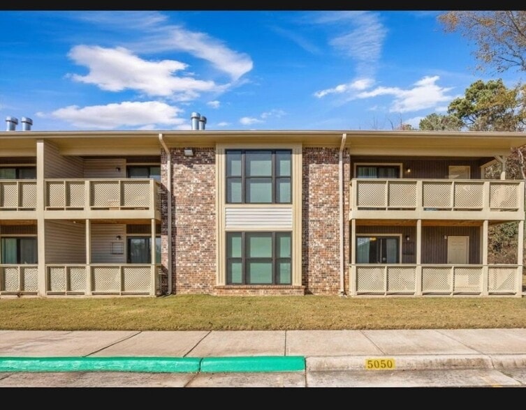 Building Photo - 5050 Seven Pine Cir