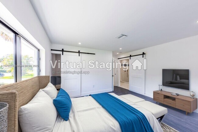 Building Photo - 1001 NW 6th Dr