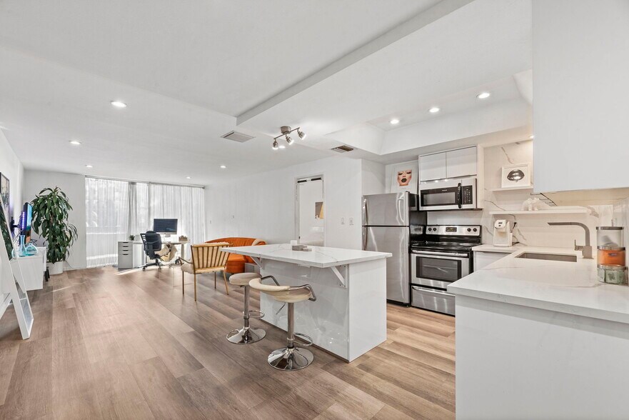 Building Photo - 321 S San Vicente Blvd