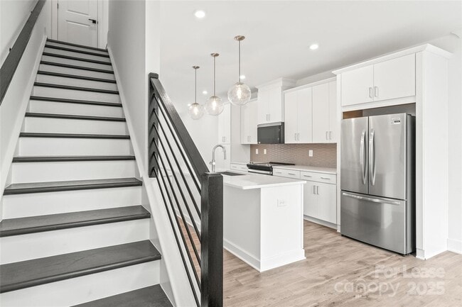 Building Photo - 425 Blairhill Rd