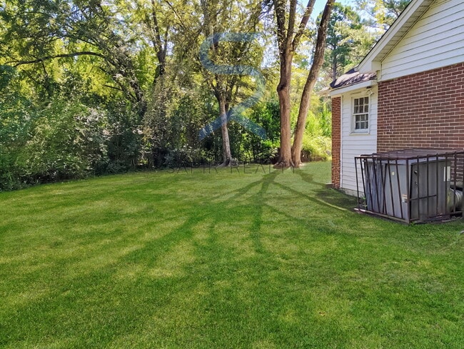 Building Photo - Move in before November 15th and choose yo...