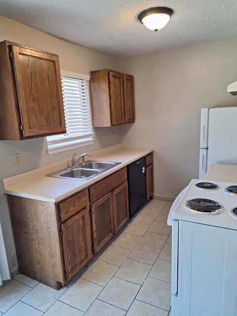 Building Photo - "Charming 2-Bed Apartment with Full Bath in Wichita's Heart!"  Hurry! Limited-Time Special: NO AP...