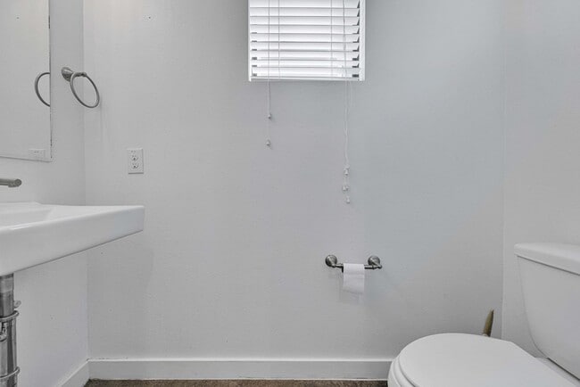 Building Photo - 2 Bed / 2.5 Bath Home Available in Dignowity Hill Historic District