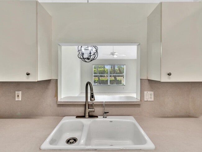 Building Photo - 6094 Lake Hibiscus Dr