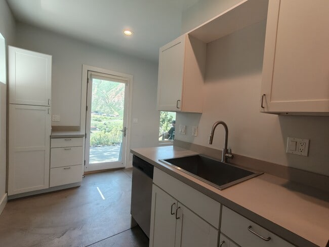 Building Photo - 600 Greenway Dr