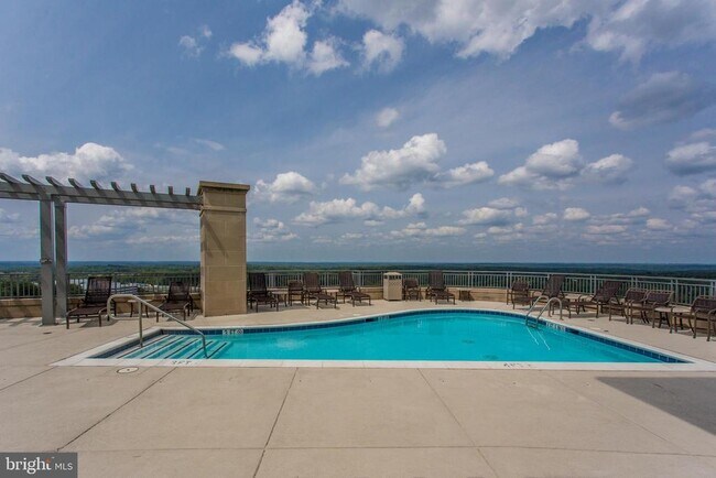 Building Photo - 8220 Crestwood Heights Dr