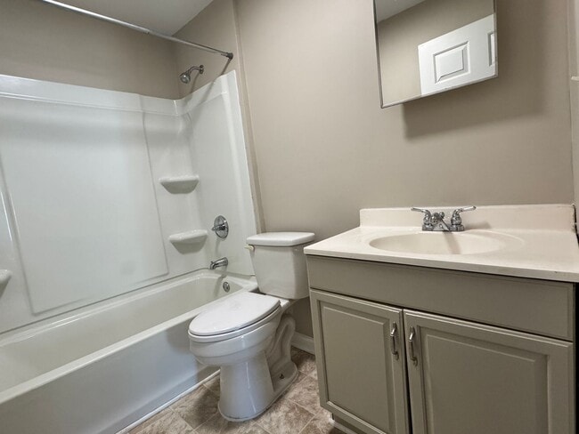 Building Photo - 2 Bedroom, 1 Bathroom House in High Point!