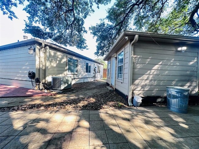 Building Photo - 7419 San Morino Dr