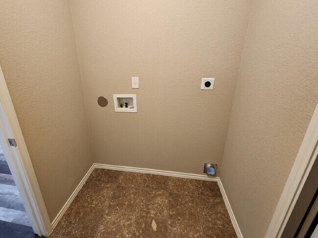 Building Photo - 4633 Stonehaven Dr