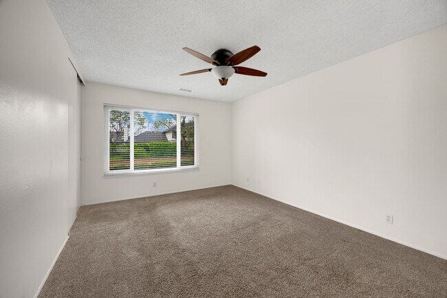 Building Photo - Newly updated 3 bed / 1.5 bath townhome in the desirable Sherwood Village