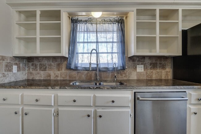 Building Photo - Three bed home in the heart of The Village