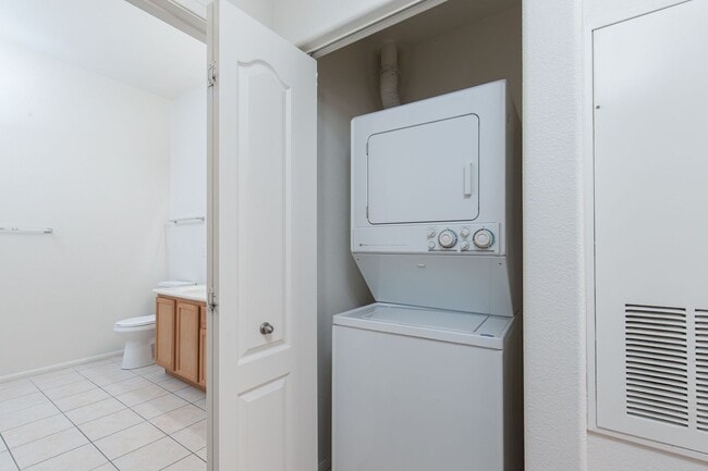 Building Photo - 1st floor unit with garage in gated Hender...