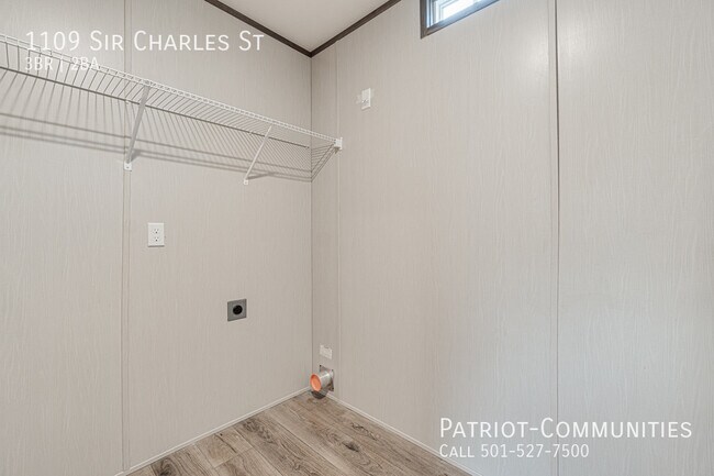 Building Photo - 1109 Sir Charles St