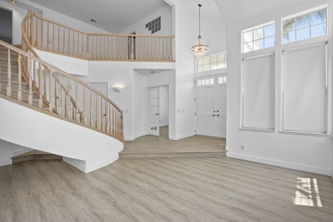Building Photo - Gorgeous Costa Mesa Home in Gated Community!