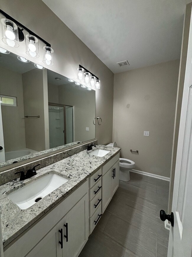 Building Photo - 715 Truman St