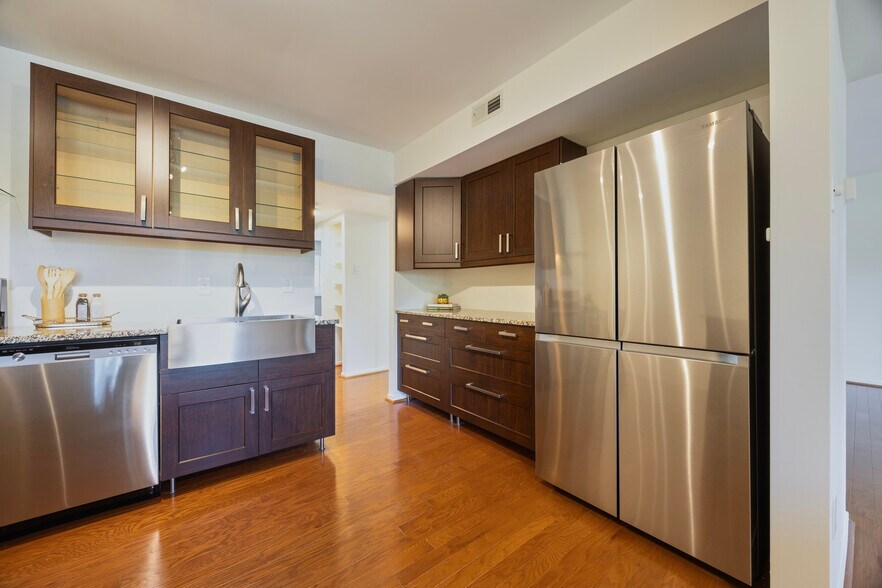 Building Photo - 1643 Parkcrest Cir