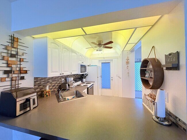 Building Photo - 470 Paradise Isle Blvd