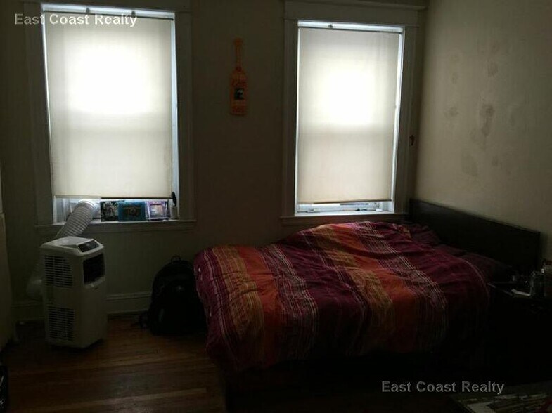 Building Photo - 221 Kelton St