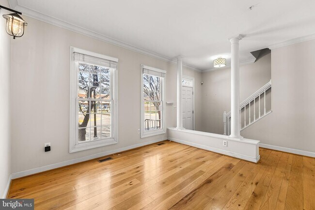 Building Photo - 211 W Hill St