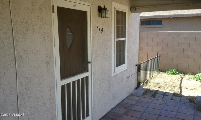 Building Photo - 114 E Blacklidge Dr