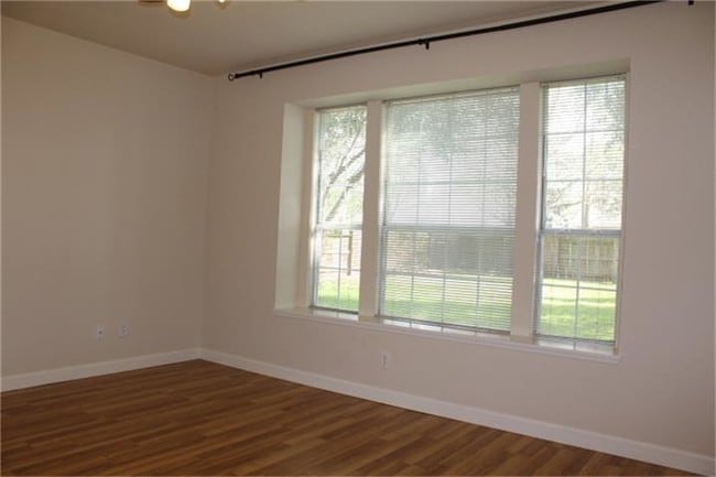 Building Photo - 6622 High Knoll Dr