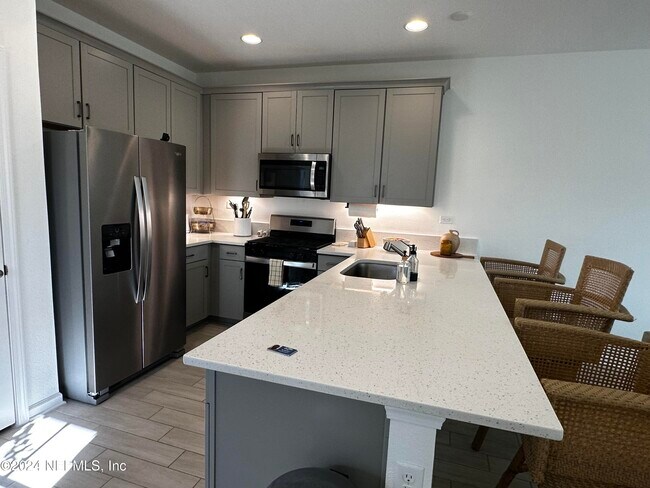 Building Photo - 411 Brandon Lks Dr