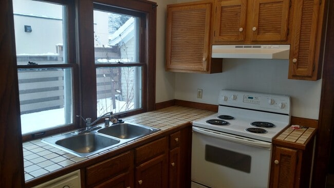 Building Photo - 4 Bedroom close to downtown, bike and walk...