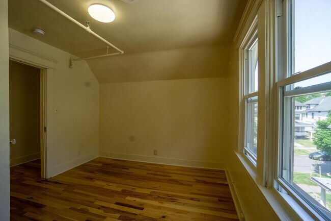 Building Photo - 833 Sumner Ave